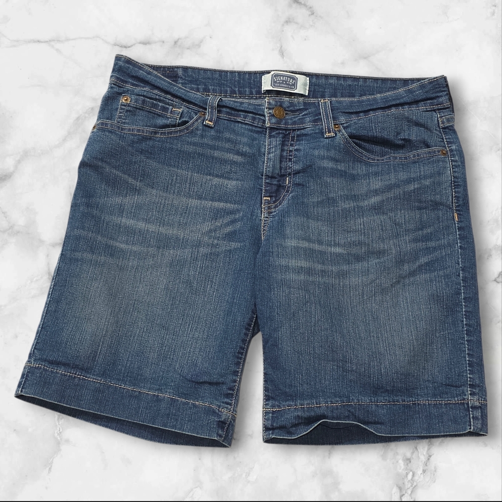 Signature Levi Strauss Woman's Casual Blue Jean Shorts Size 14- D4